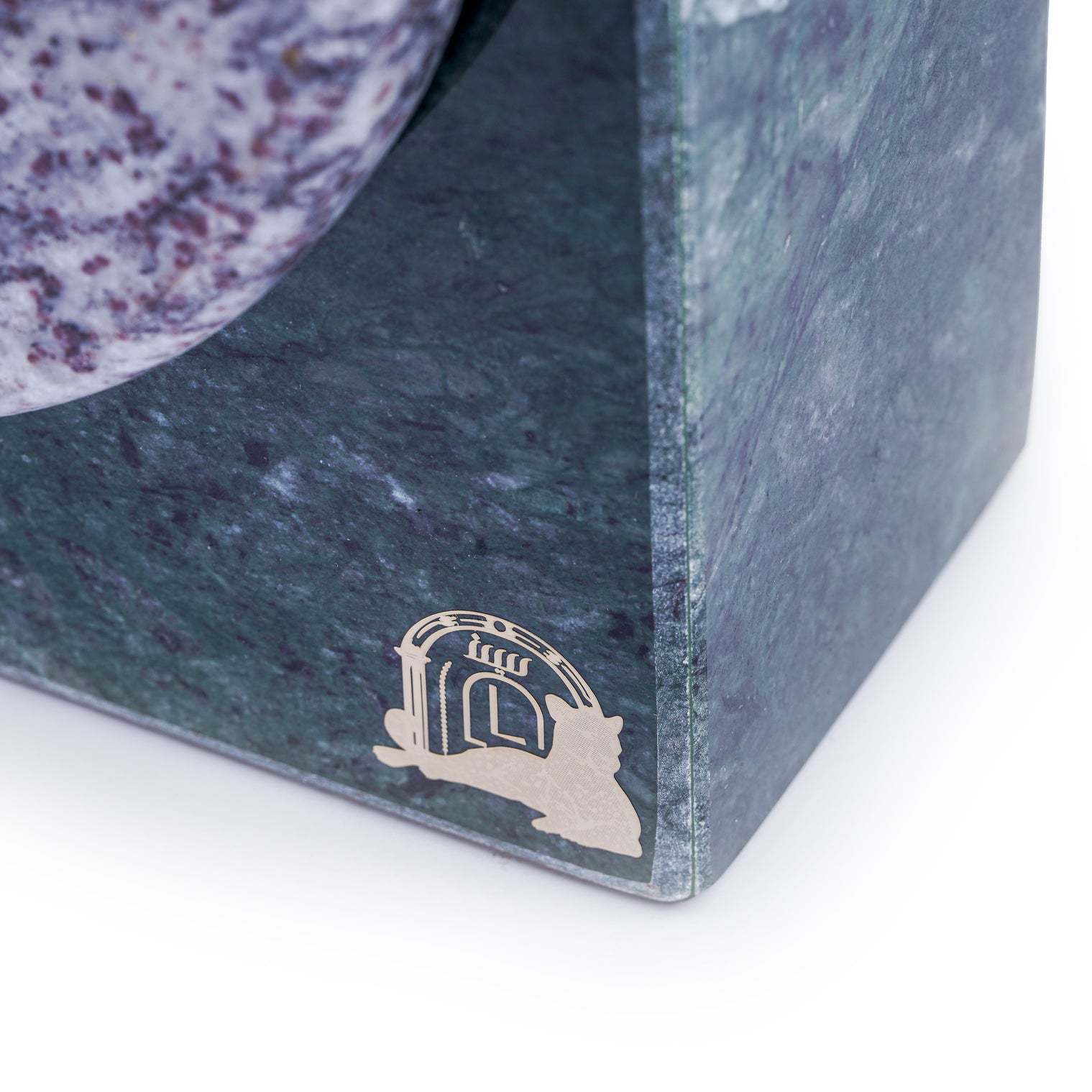 floral-verde-indian-marble-vase-small-copy-Layers Home Decoration
Home Accessoires 
Luxury 
Centerpiece 
Customize vase
Natural marble
Decor 
اكسسوارات منزلية
فخامة
مزهرية مخصصة
قطعة مركزية
رخام طبيعي
ديكور